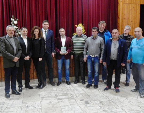 Spolocna fotografia s poslancom PSK panom Vookom, starostom obce, poslancami OZ a sponzormi knihy